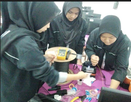Pelatihan Splicing Fiber Optik Di Terapkan Ke Siswa