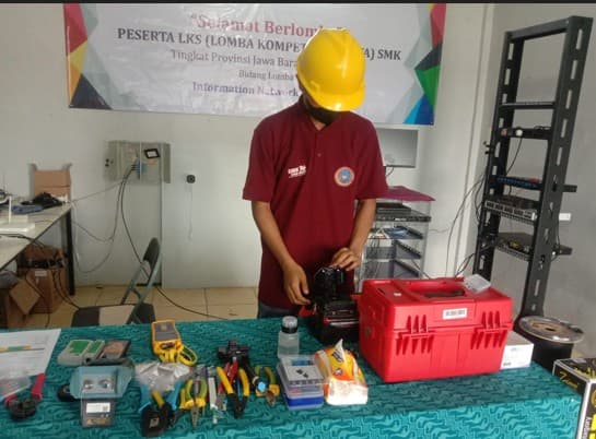 Siswa Sedang Berlatih LKS Bidang Mata Lomba IMC